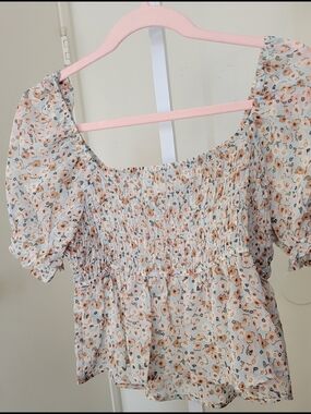 ILLA ILLA  Floral Peasant Top in Cream and Peach